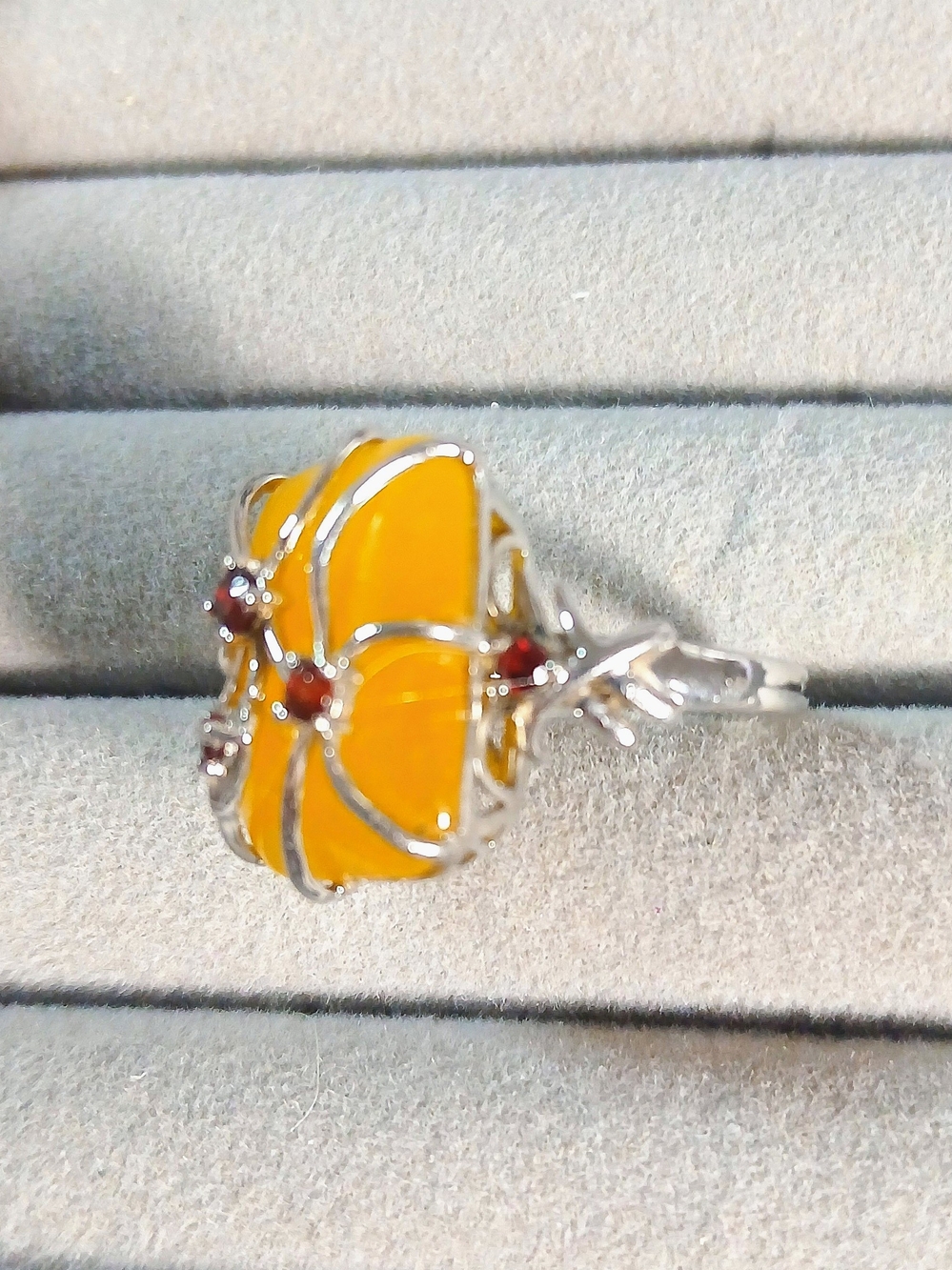 Sterling Silver Yellow Jade With 3 Small Garnets. - Picture 2 of 4